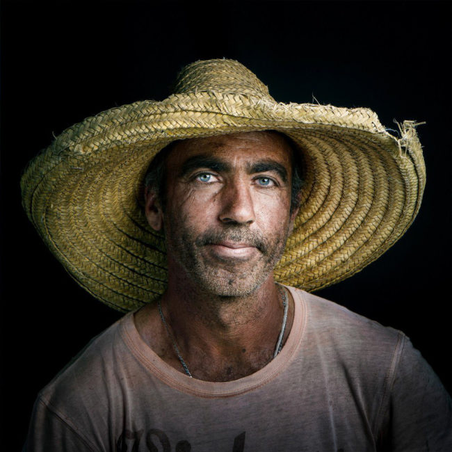 portrait cilaos chapeau paille agriculteur